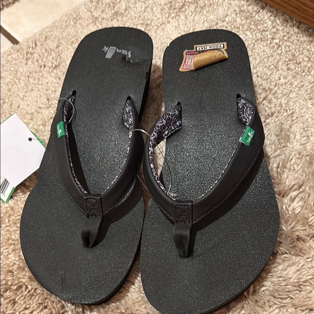 NWT Sanuk Black Flip Flops with Patterned Straps yoga mat wedge 6